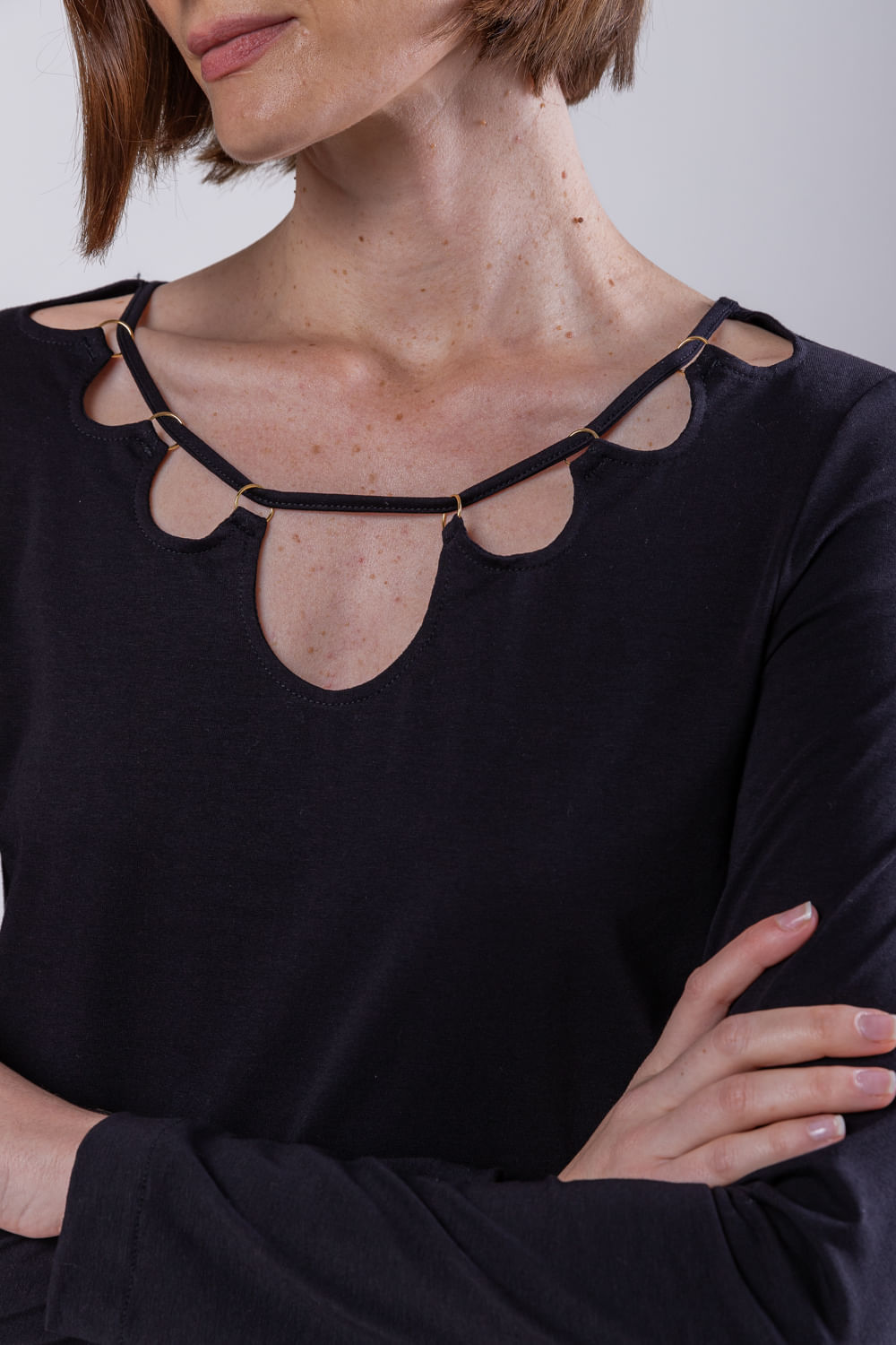 Hidrogênio - BLOUSE WITH CUTOUTS AND RINGS IN THE BLACK NECKLINE - 19741001