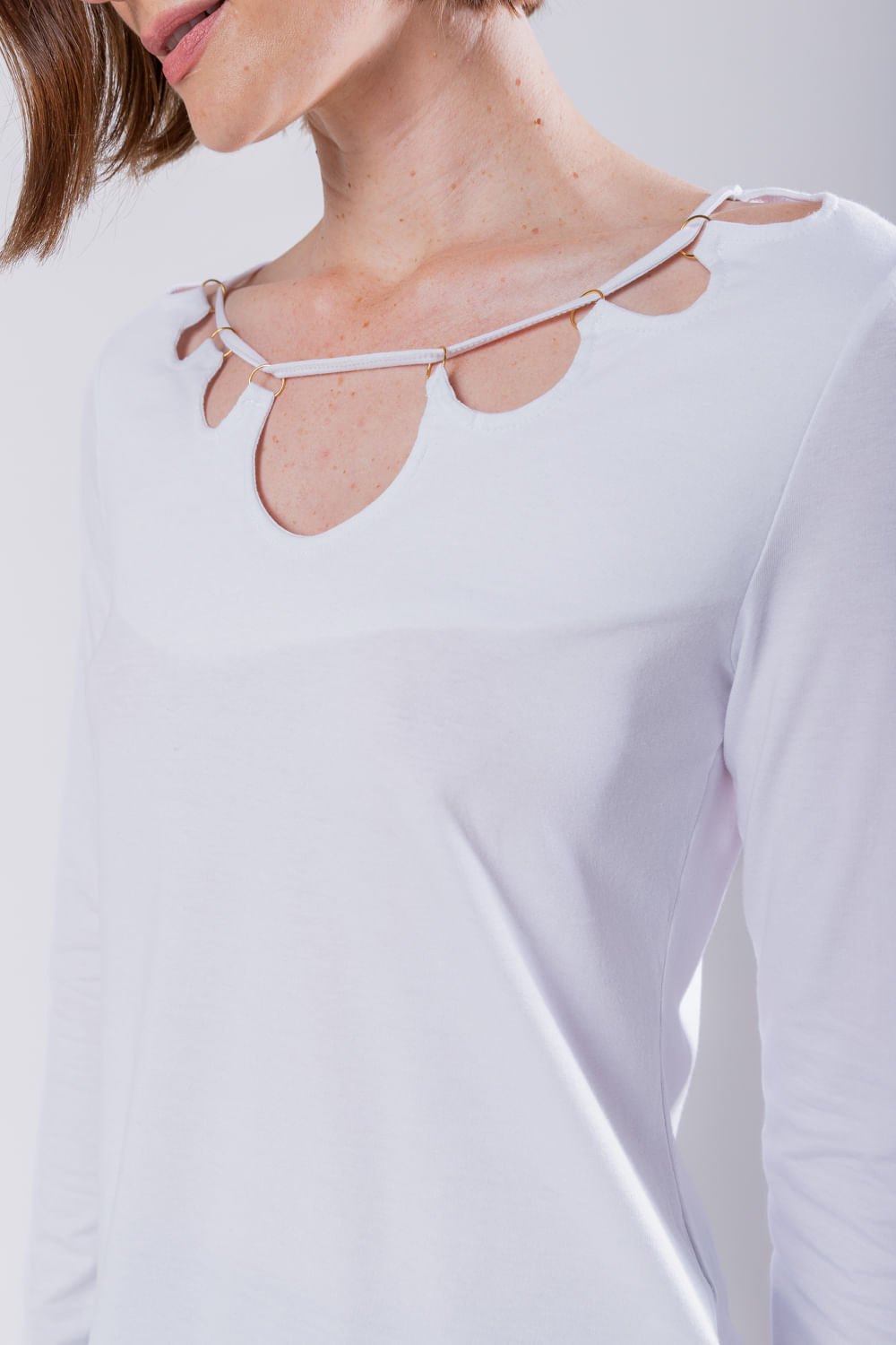 Hidrogênio - BLOUSE WITH CUTOUTS AND RINGS IN THE WHITE NECKLINE - 19741002