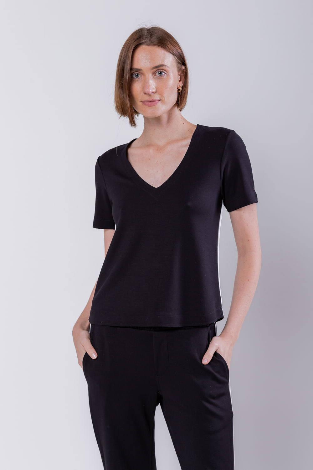 Hidrogênio - BLUSA DECOTE V COM VIVO PRETO - 19496001