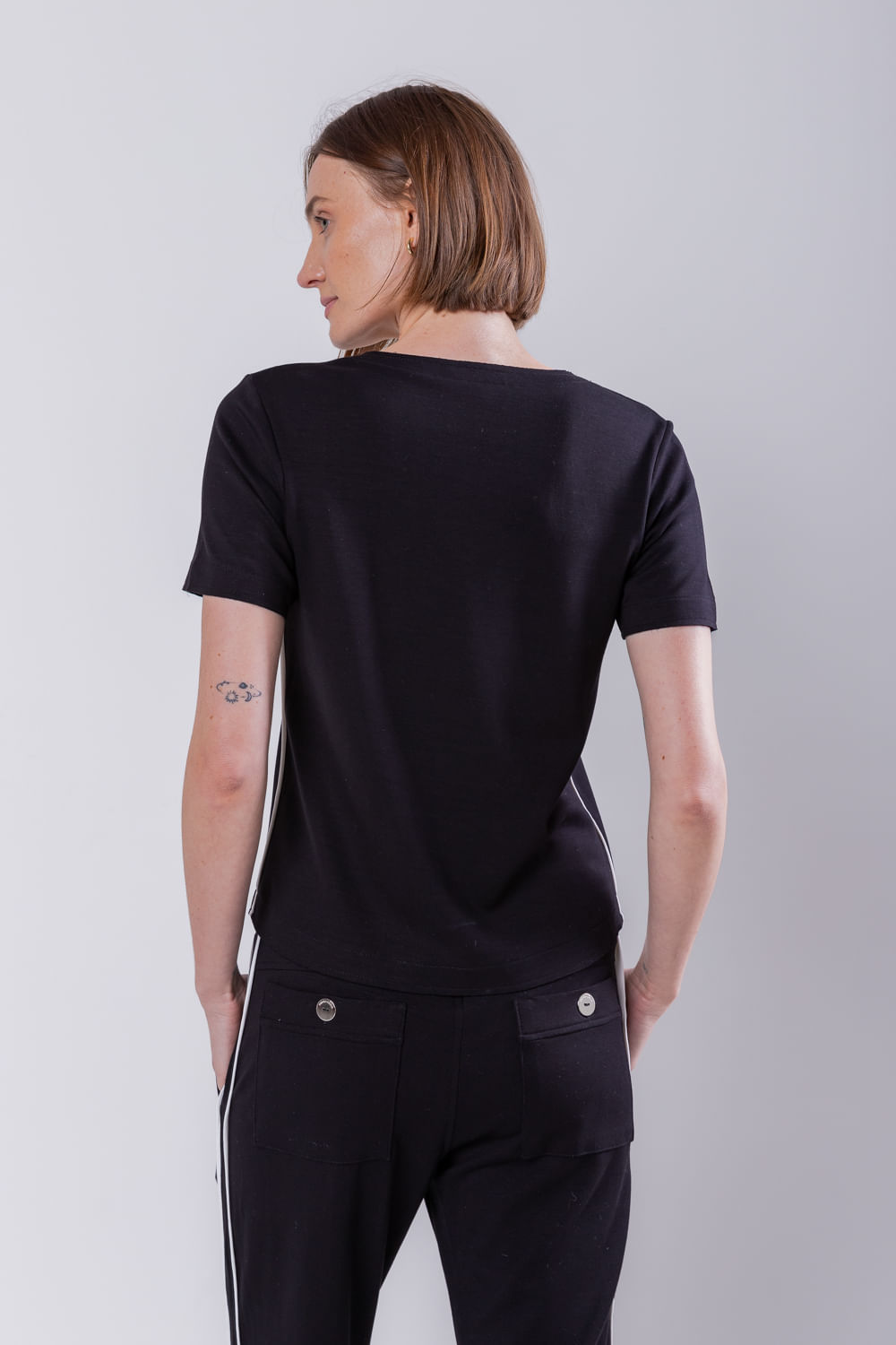 Hidrogênio - BLUSA DECOTE V COM VIVO PRETO - 19496001