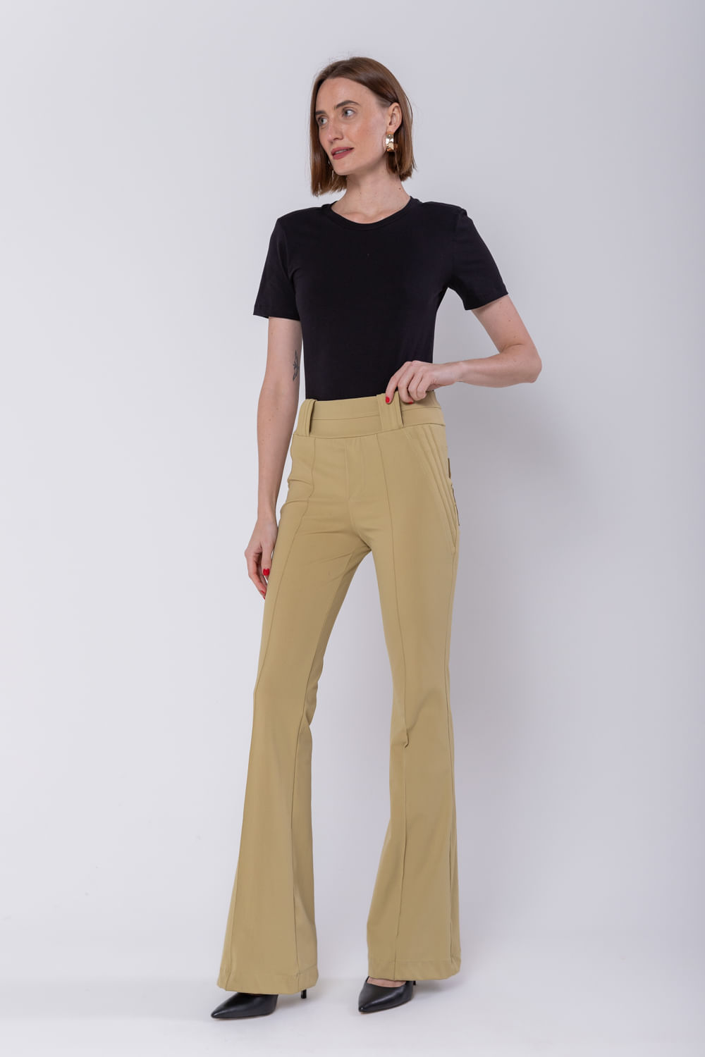 Hidrogênio - CALÇA FLARE COM NERVURAS E BOLSOS MARGOT VERDE CANA - 19500479