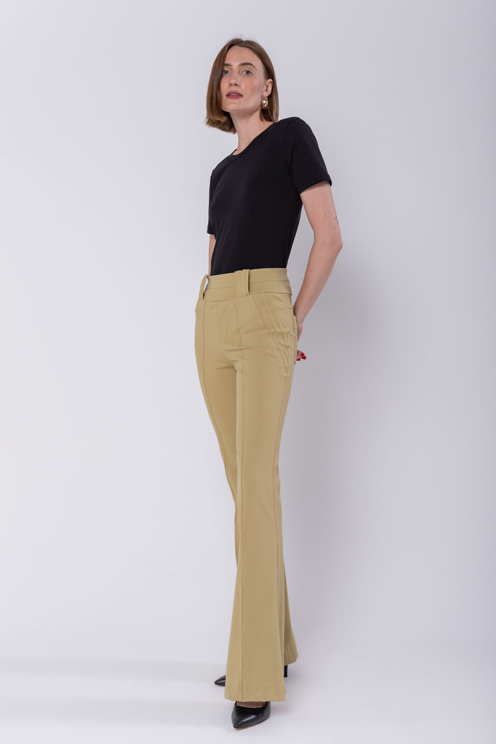 Hidrogênio - CALÇA FLARE COM NERVURAS E BOLSOS MARGOT VERDE CANA - 19500479