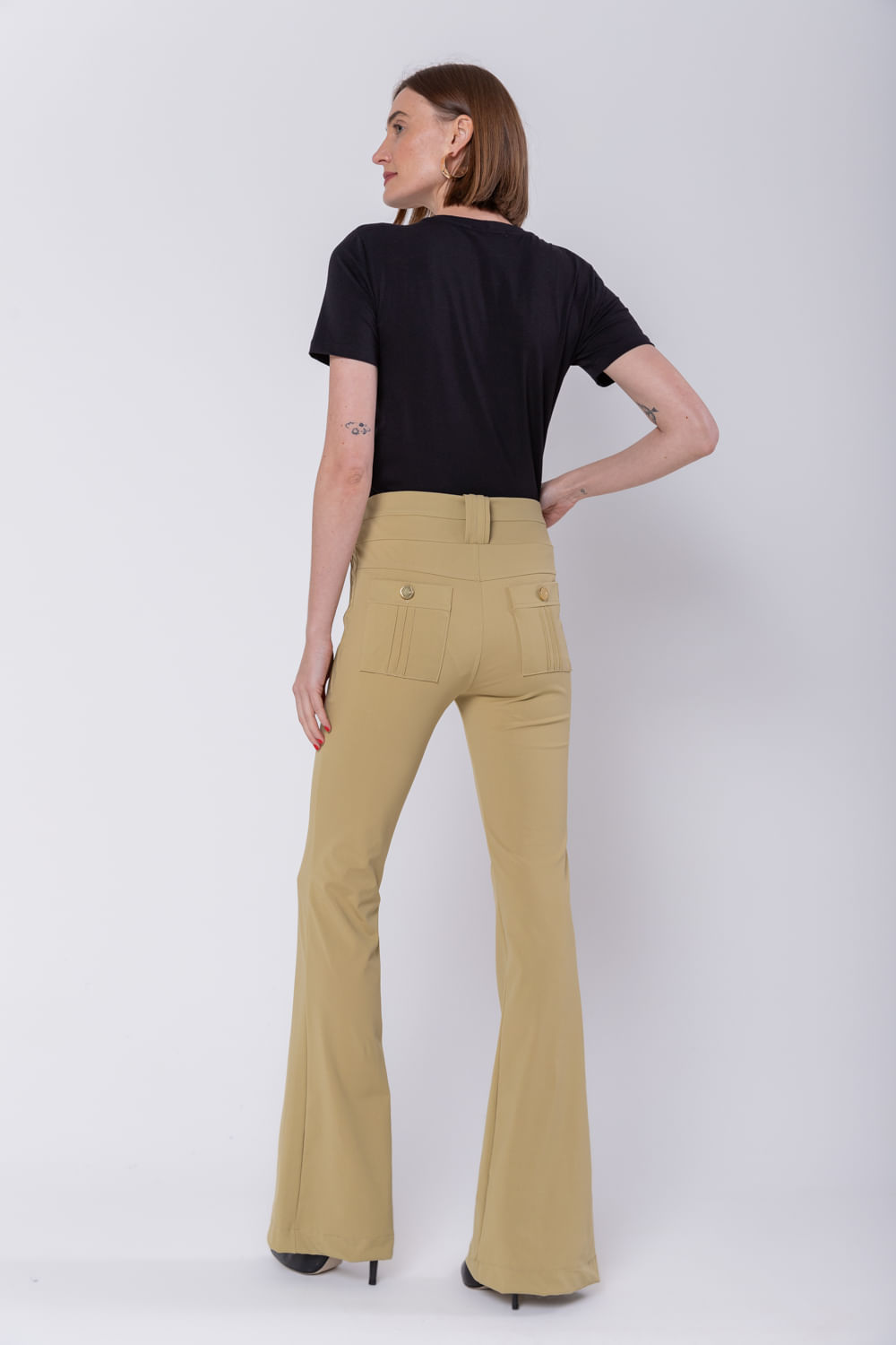 Hidrogênio - CALÇA FLARE COM NERVURAS E BOLSOS MARGOT VERDE CANA - 19500479