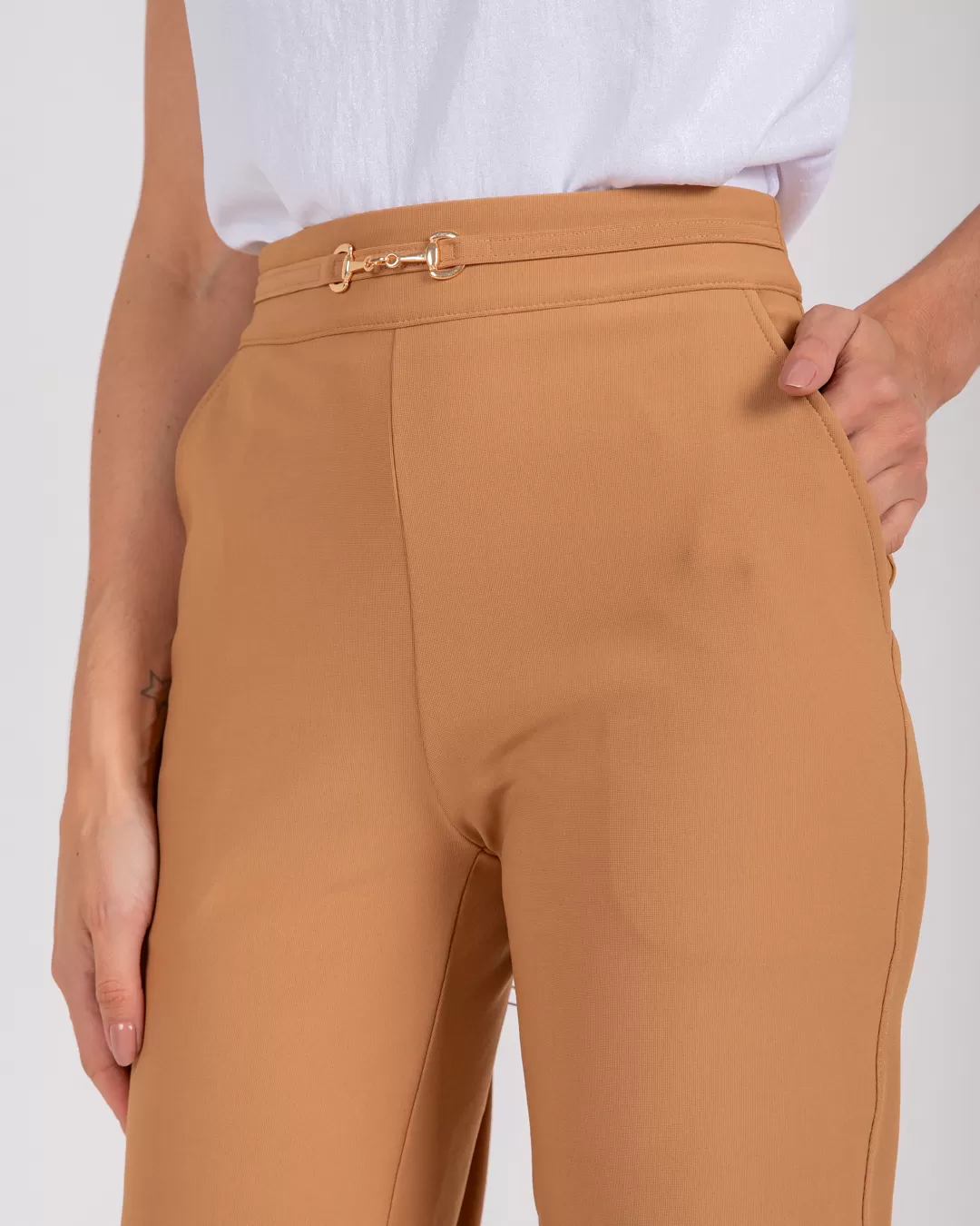 Miss Misses - Calça Miss Misses Detalhe Metal Frente Caramelo - 540721BEGE Miss Misses - Calça Miss Misses Detalhe Metal Frente Caramelo - 540721BEGE