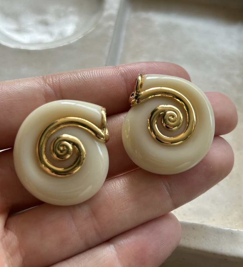 Mikabe - Ivory Snail Earring - MK1739