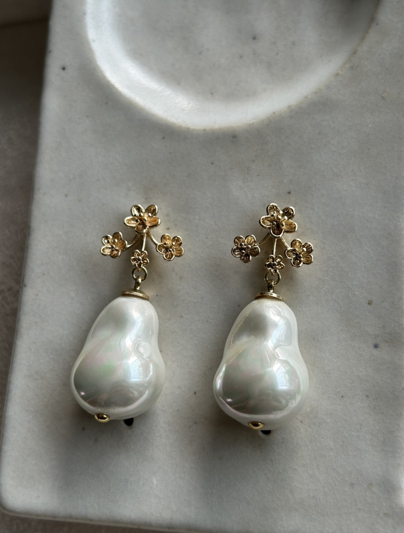 Mikabe - Baroque Shell Flower and Pearl Earring - MK1982