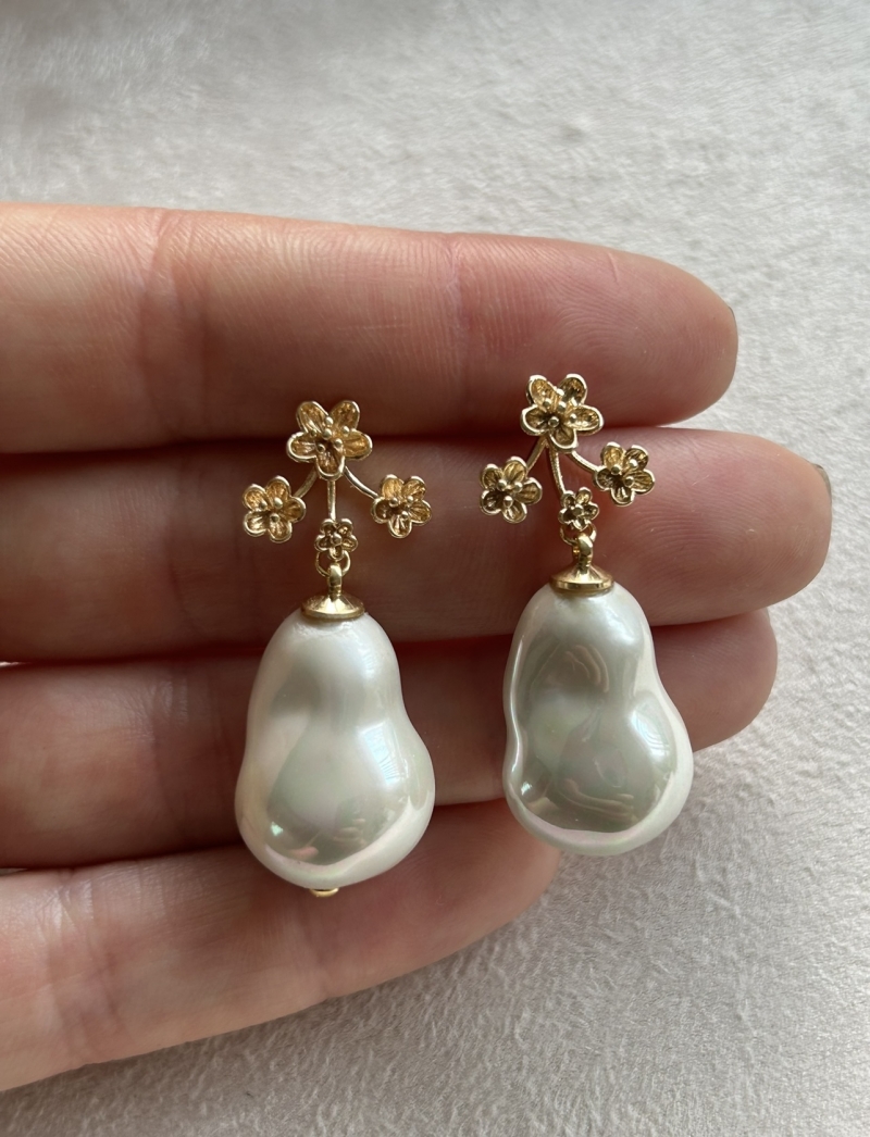 Mikabe - Baroque Shell Flower and Pearl Earring - MK1982