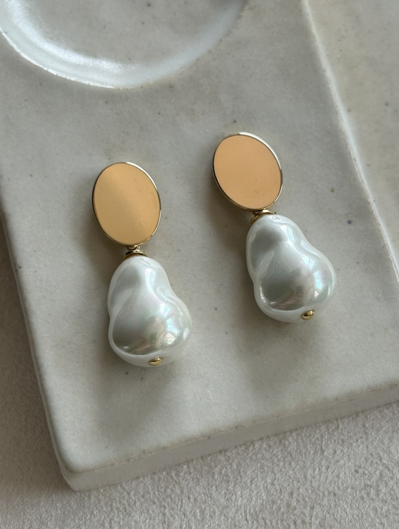 Mikabe - Oval Baroque Pearl Shell Earring - MK1984