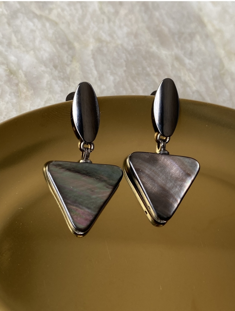 Mikabe - Mother of Pearl Earring Triangle - MK1125