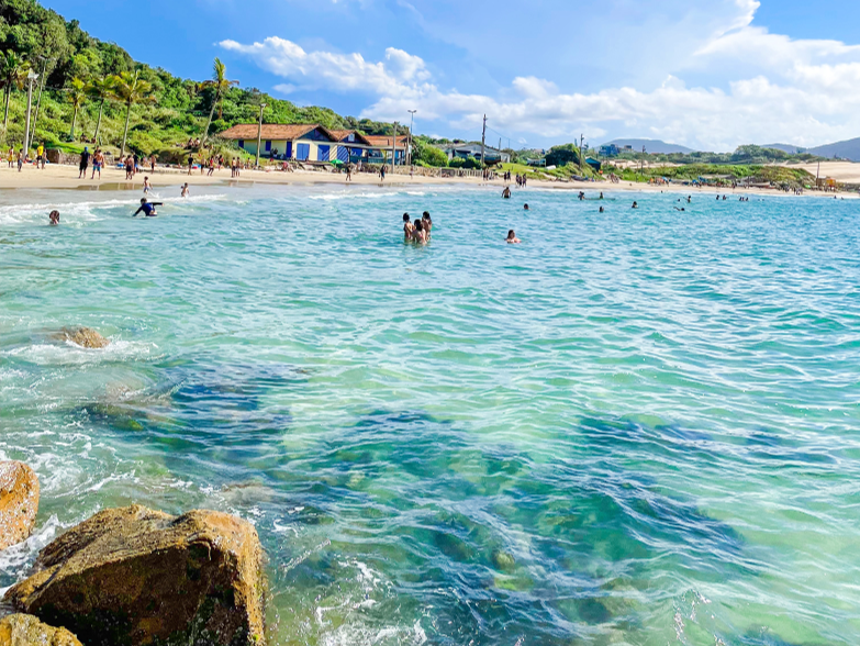 Paisagem de uma praia em Florianópolis