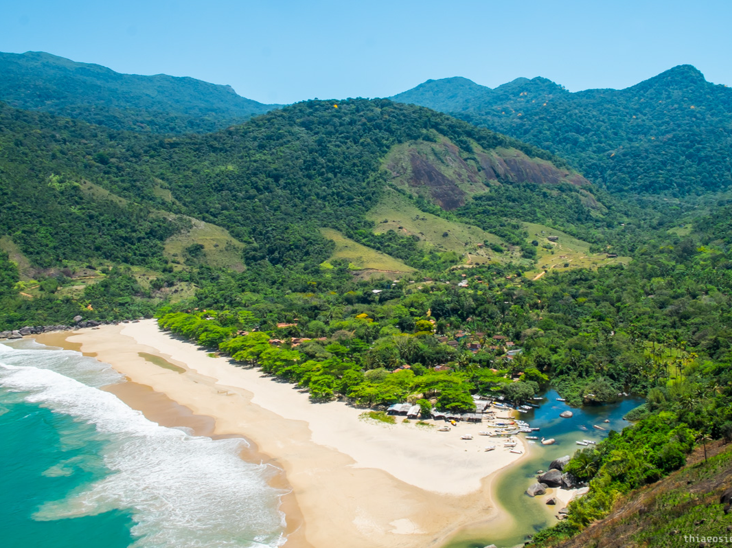 Paisagem de uma praia em Ilhabela