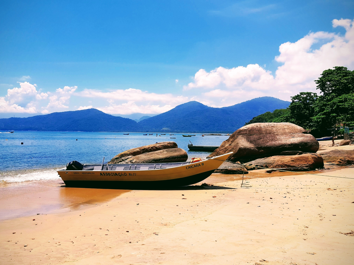 Paisagem de uma praia em Ubatuba