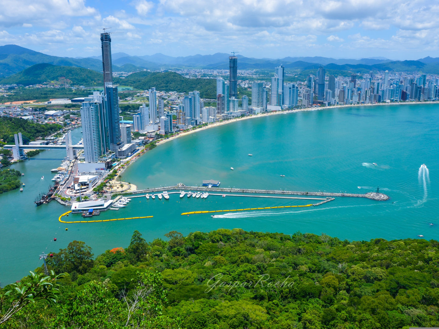 Paisagem de uma praia em Balneário Camboriú