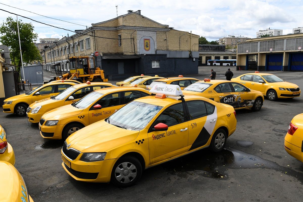 Аренда такси спб. Парк автомобилей такси. Гараж такси. Автопарк такси. Таксопарк Яндекс.