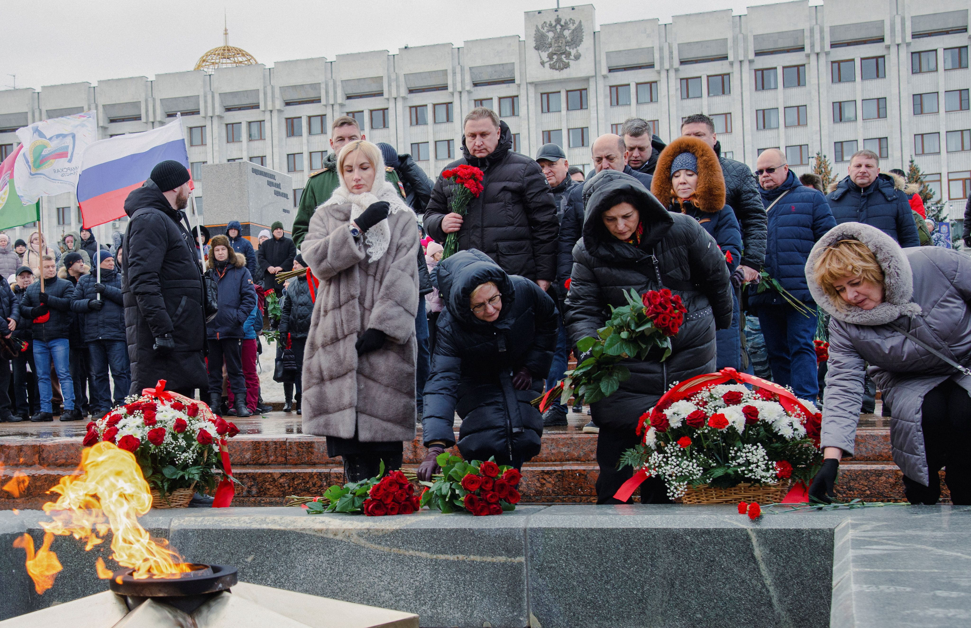 Семьям погибшим на украине выплатят. Возложение цветов. Могилы погибших на Украине. Память погибшим.