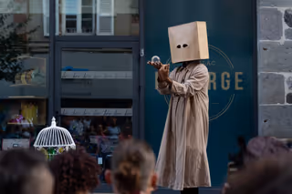 L'homme au sac en papier 