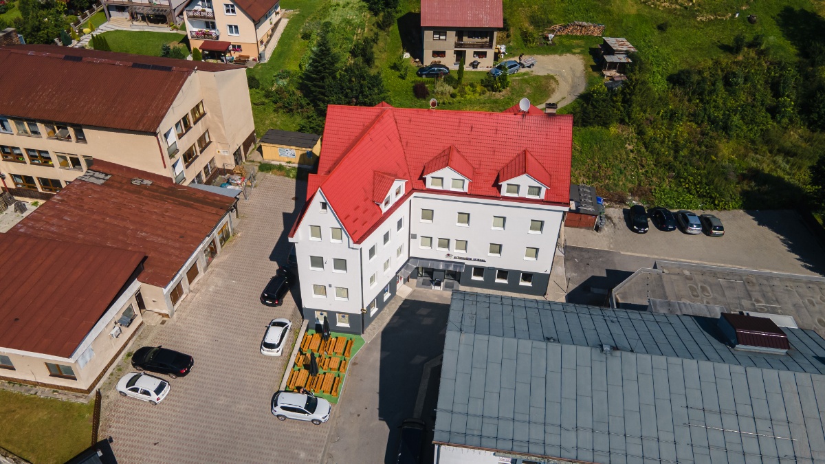 Areal Penzionu Severka s parkovanim a terasou