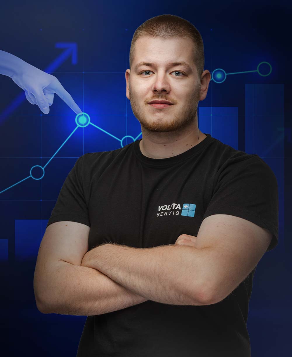 Traja kolegovia (dvaja muži a jedna žena) v prilbách si na streche prezerajú projekt na tablete, symbolizujúc líderstvo, tímovú prácu a technické riadenie.