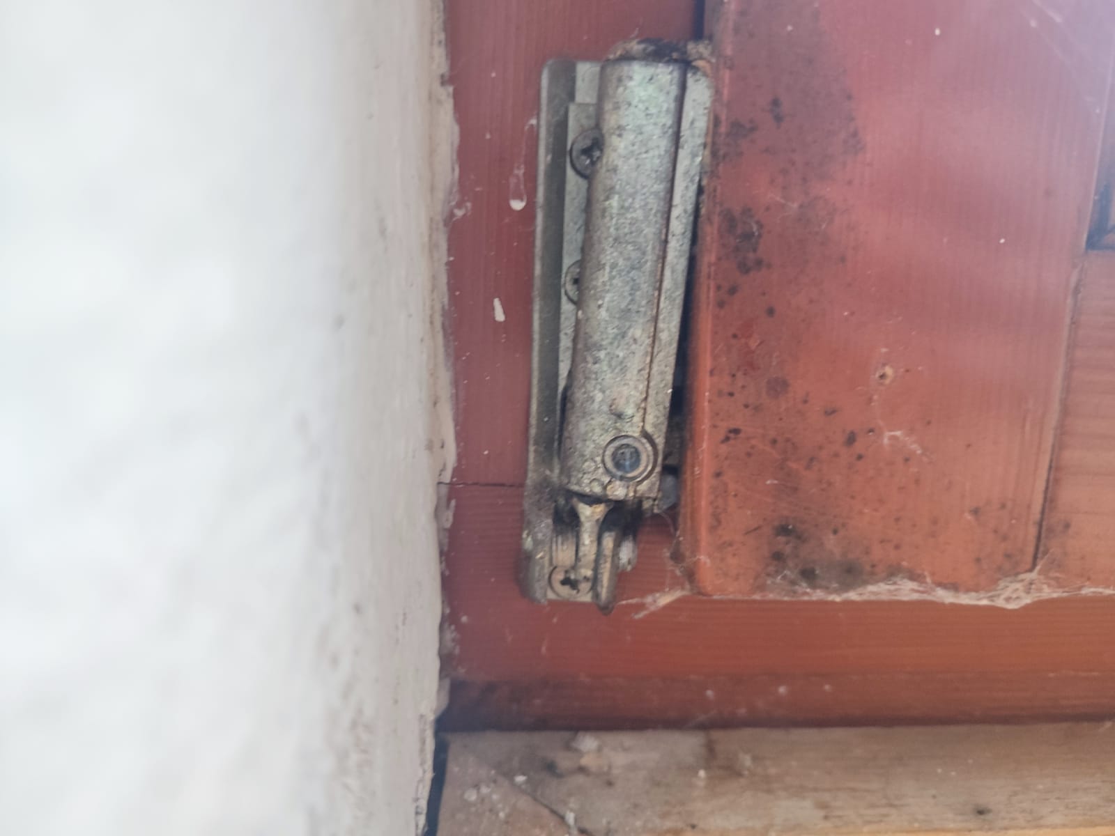 Opotrebované kovanie na okne