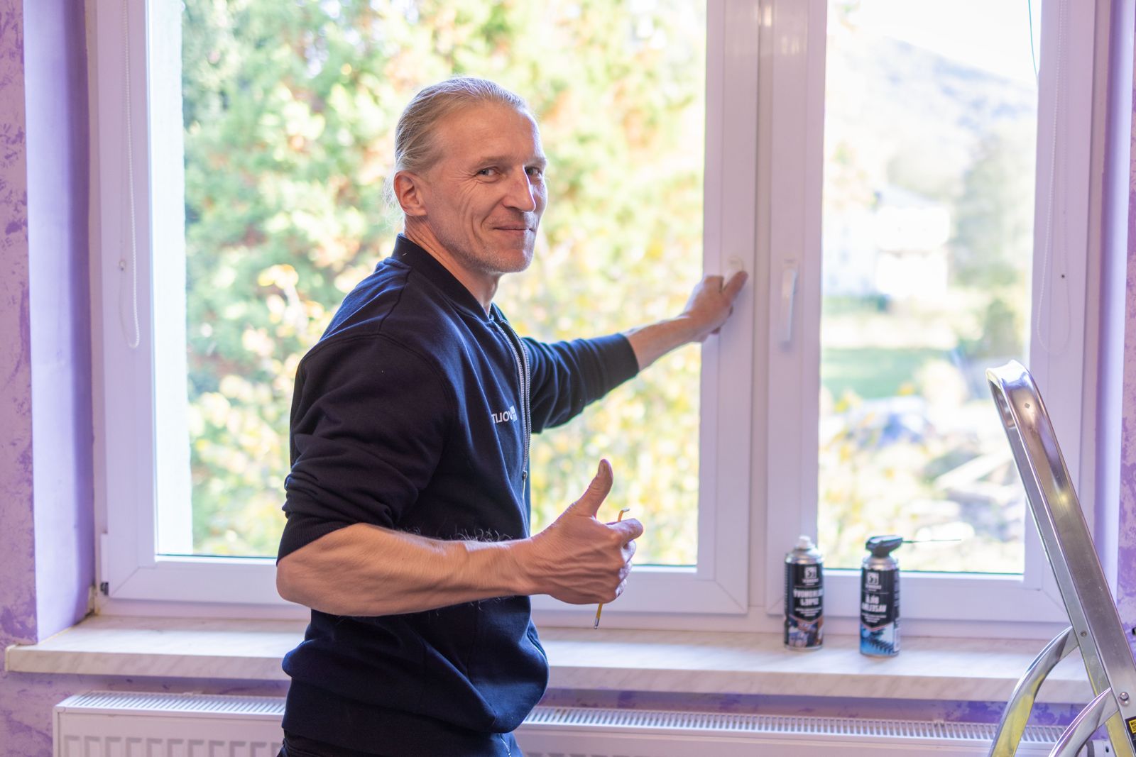 Detail rosy na skle počas diagnostiky okna