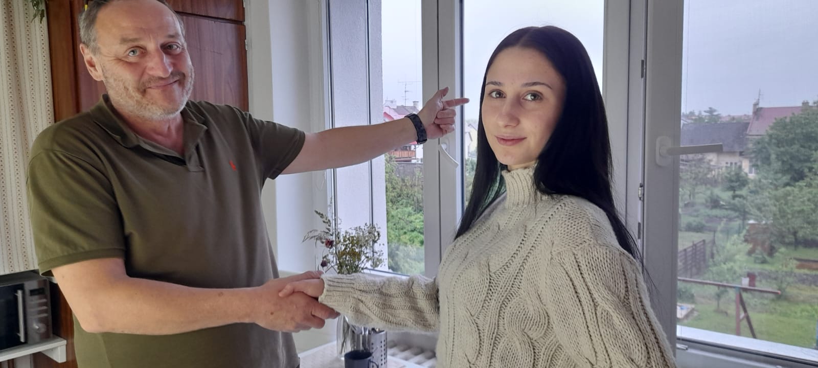 Servisný technik VOLITA pri kontrole okien