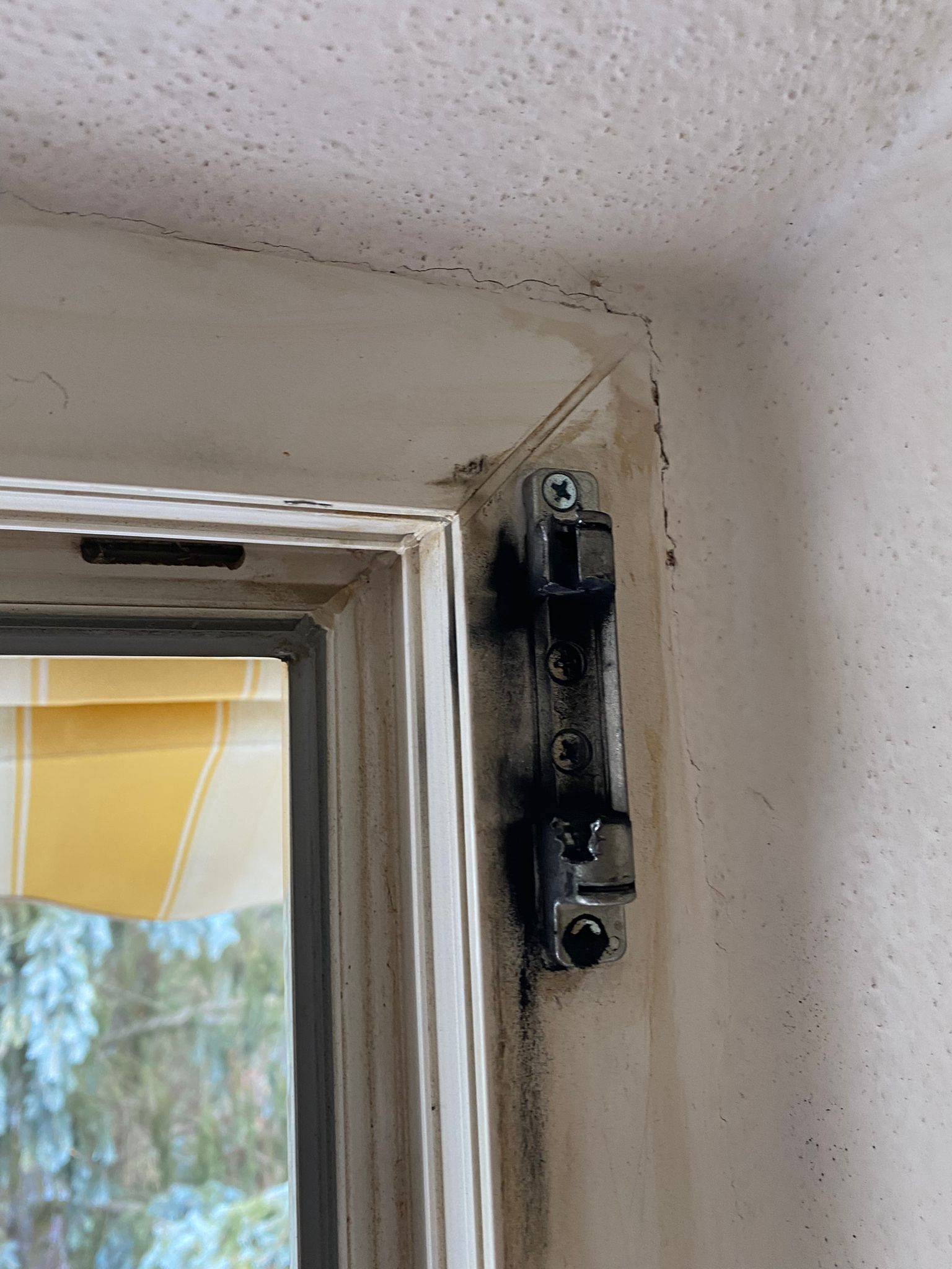 Opotrebované kovanie okna