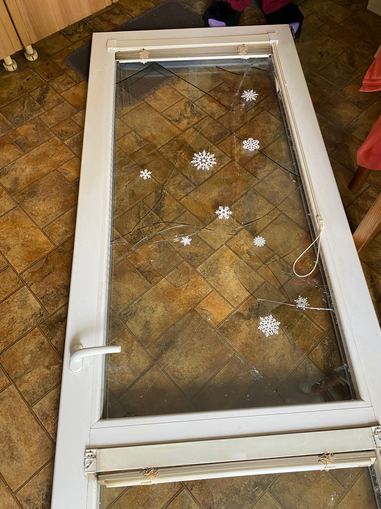 Poškodené okno bez údržby