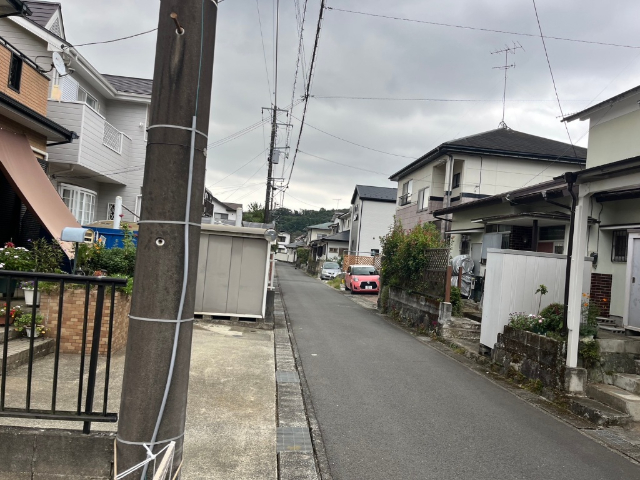 第一種低層住居専用地域に位置しており、静寂な雰囲気漂う、落ち着いた住宅街です。