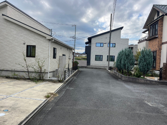 周辺は交通量も多くないので、お子様のいるご家庭にも安心の立地です。