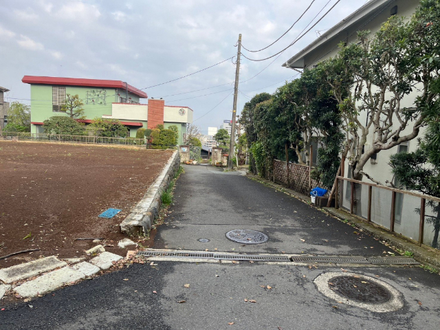 前面道路は西側、道路幅約4ｍです。