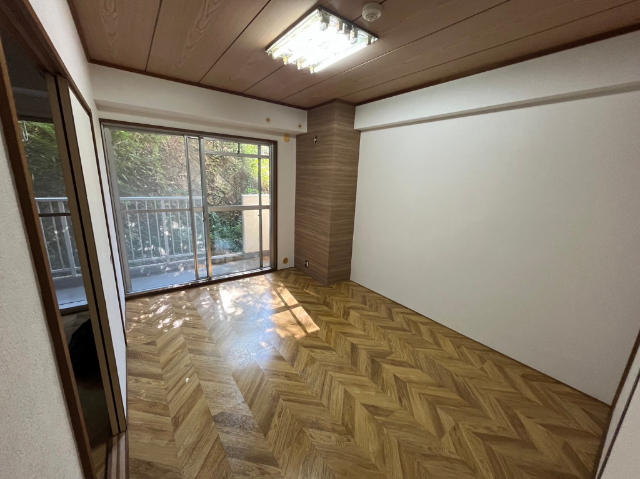 バルコニーに面した明るいお部屋です。