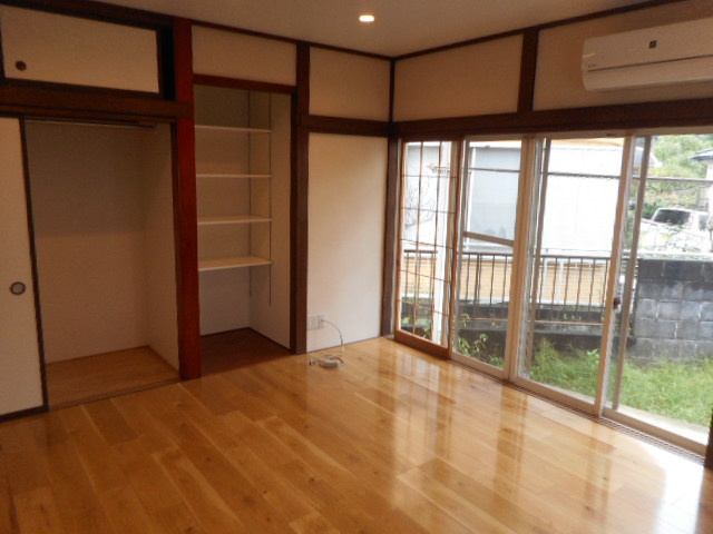 窓が大きく、開放感ございます。