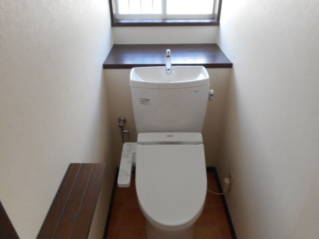 温水洗浄便座付きのトイレです。