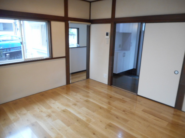 引戸をあけると、続き間のような一体感です。