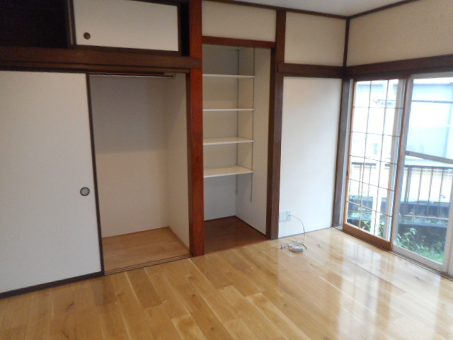 造り付の棚もあり、収納しやすくなっています。