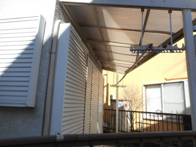 屋根付きで、洗濯物も濡れにくいです。