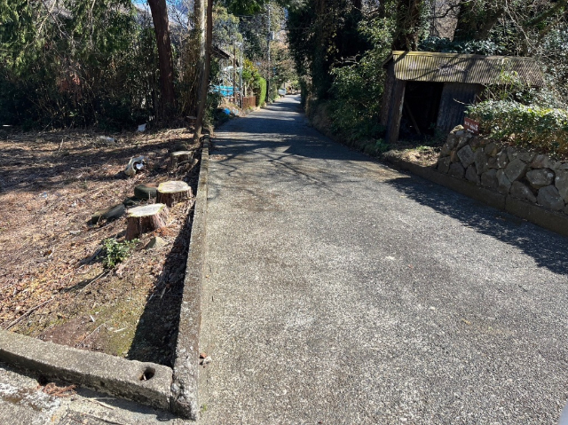 幅約4ｍの前面道路です。