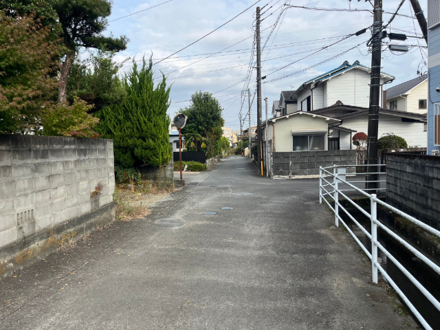 前面道路は南側、幅約4mの公道です。