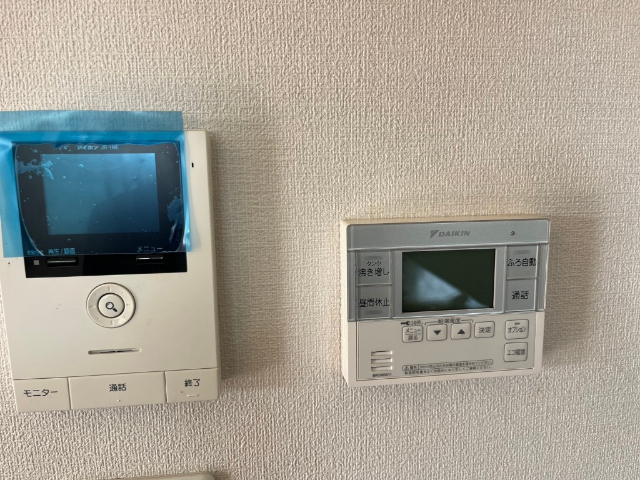 ドアを開けずに会話が可能な、モニター付インターホンを設置済みです。