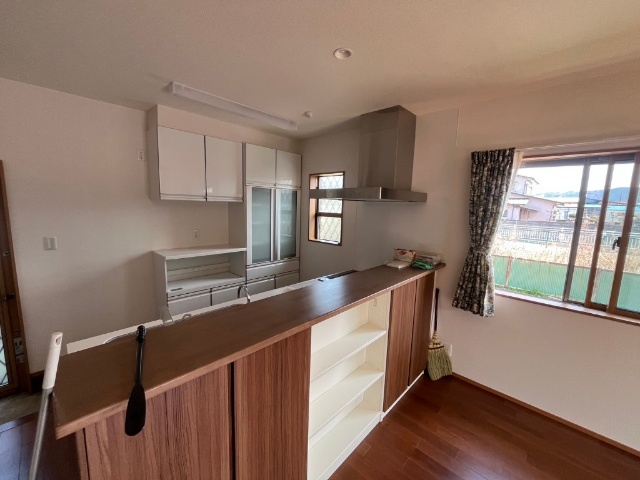 配膳にも便利なカウンター付き対面キッチンを設置。お料理をしながらご家族やご友人との会話も弾みます。