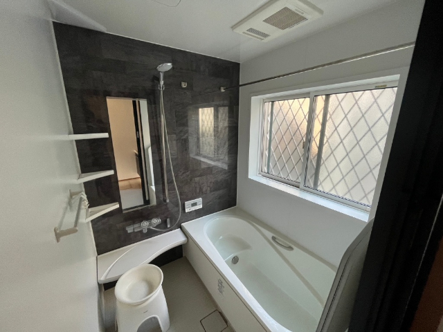 窓付で換気に優れたバスルームです。