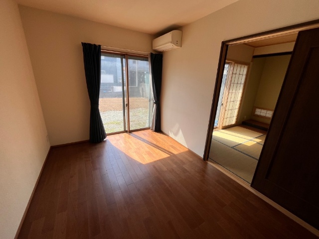 光を沢山取り込める大きな窓。日差しを長時間受ける事が出来る暖かいお部屋です。