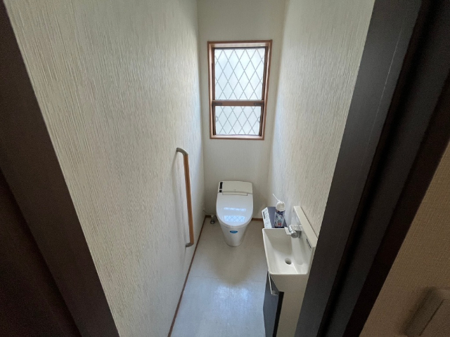 温水洗浄便座を設置し、清潔さと使い心地に配慮したトイレです。