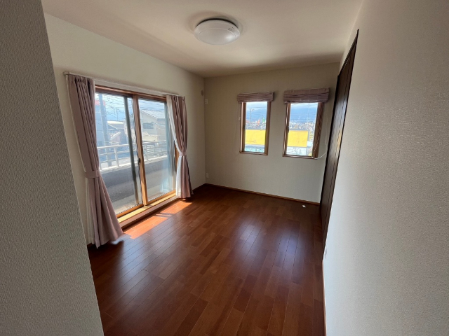 光を取り込みやすい2面採光の居室は日当たり良好です。