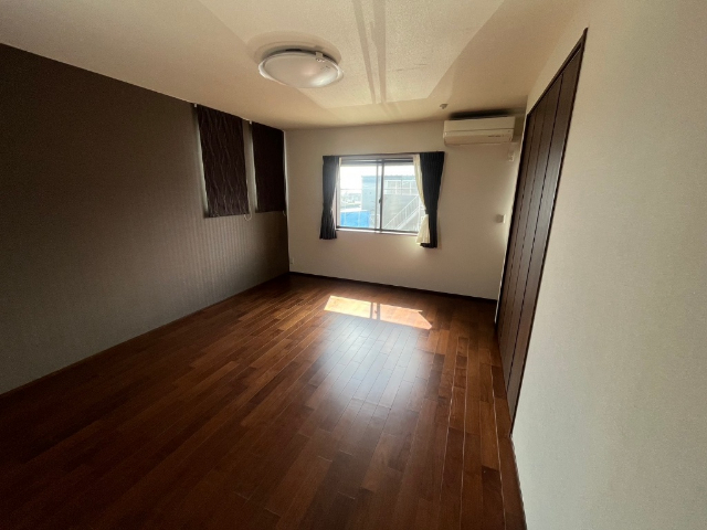 窓からたっぷりと陽光が注がれる、明るく快適なプライベート空間となっています。