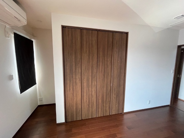 収納がたっぷり設けられています。収納家具を置く必要がなくすっきりとしたレイアウトになります。