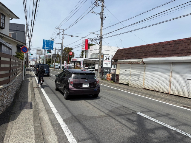 前面道路は南西側道路幅約8.49mに約4.93m接道しています。