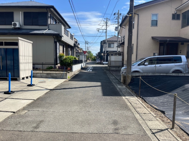 前面道路は幅約5ｍ、見通しの良い道路です。