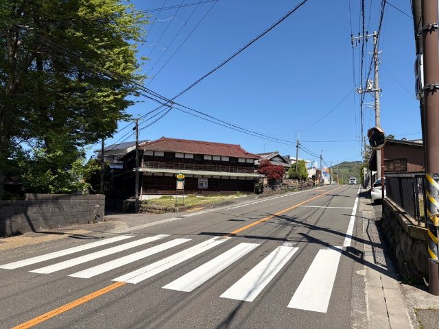 前面道路の県道。バスも利用可能