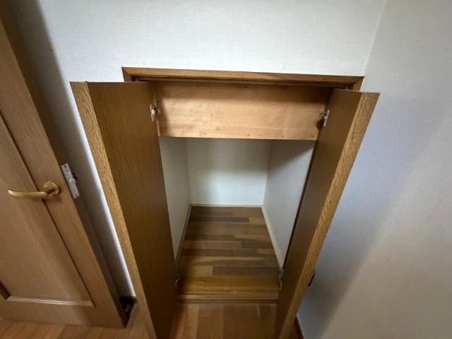 階段下にも収納あり